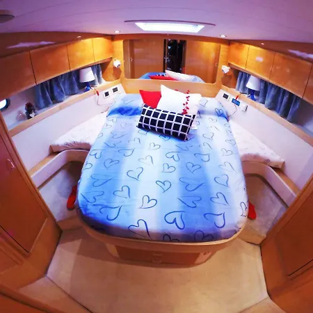 Botel Yacht 3*