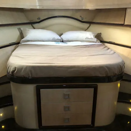 Hotel na wodzie Yacht