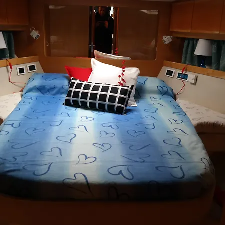 Yacht Hotel na wodzie