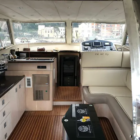 Yacht Hotel na wodzie
