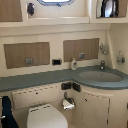 Yacht Hotel na wodzie 3*
