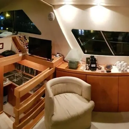 Yacht Hotel na wodzie