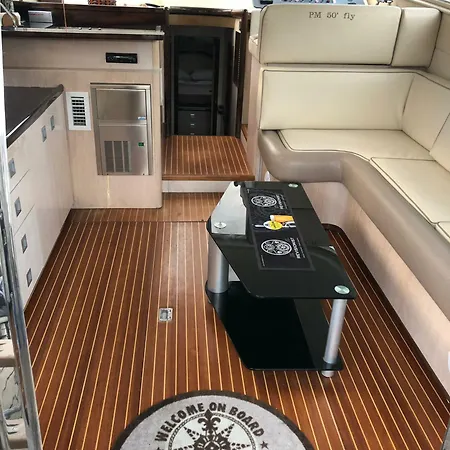 Hotel na wodzie Yacht