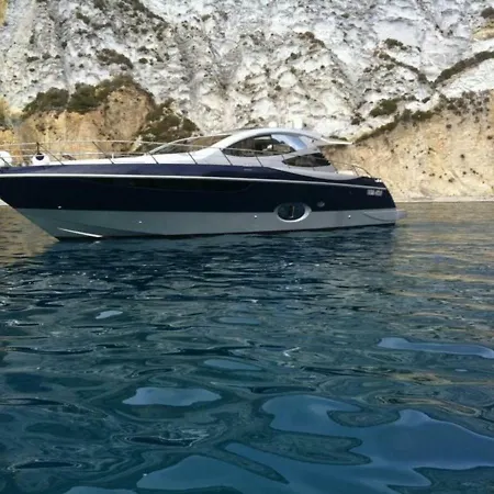 Úszó hotel Yacht Capri