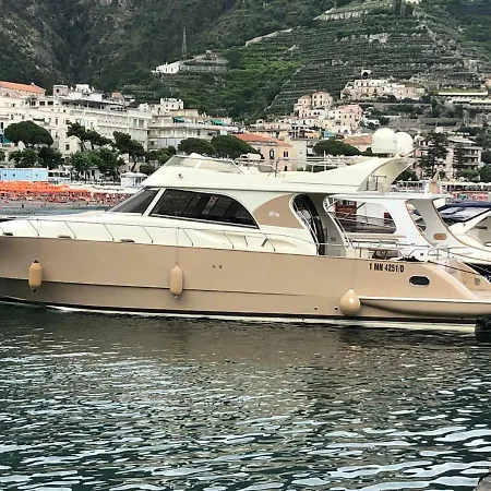 Yacht Úszó hotel Capri