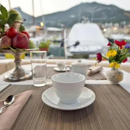 Úszó hotel Yacht 3*